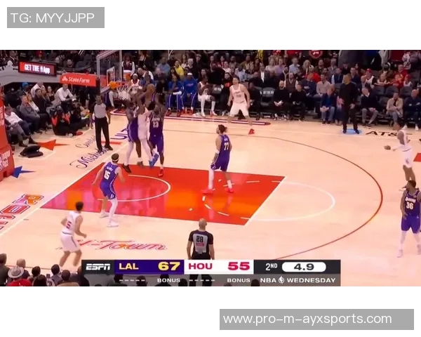 詹姆斯在湖人对火箭比赛中精彩得分表现引发球迷热议